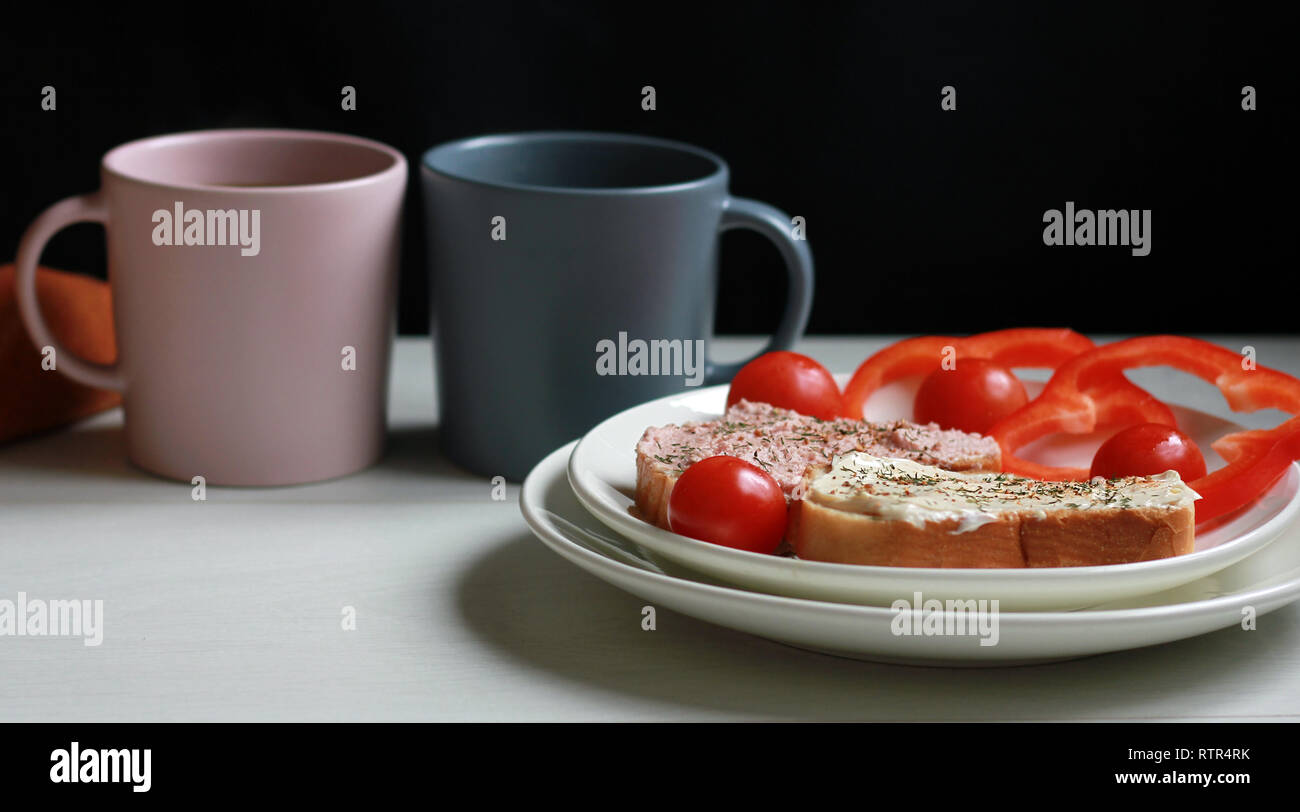 La colazione panini e caffè sul tavolo Foto Stock