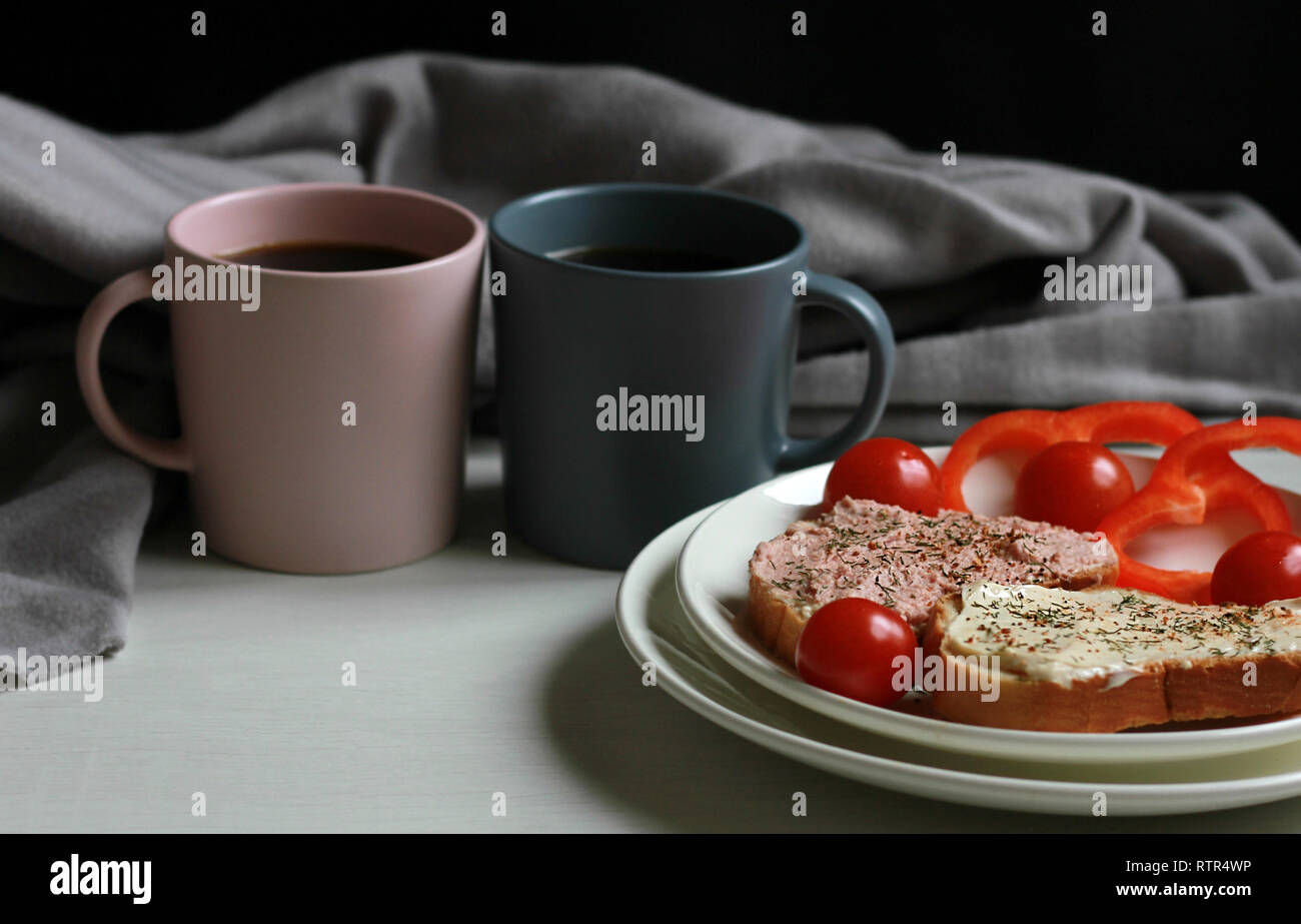 La colazione panini e caffè sul tavolo Foto Stock