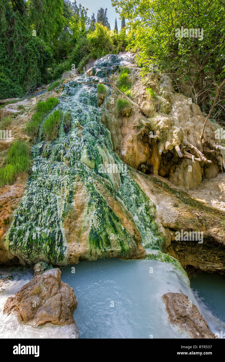 L'acqua termale di Bagni San Filippo hanno creato un paesaggio di bianco calcare formazioni, cascate e piccole piscine in foresta, Toscana, Italia Foto Stock