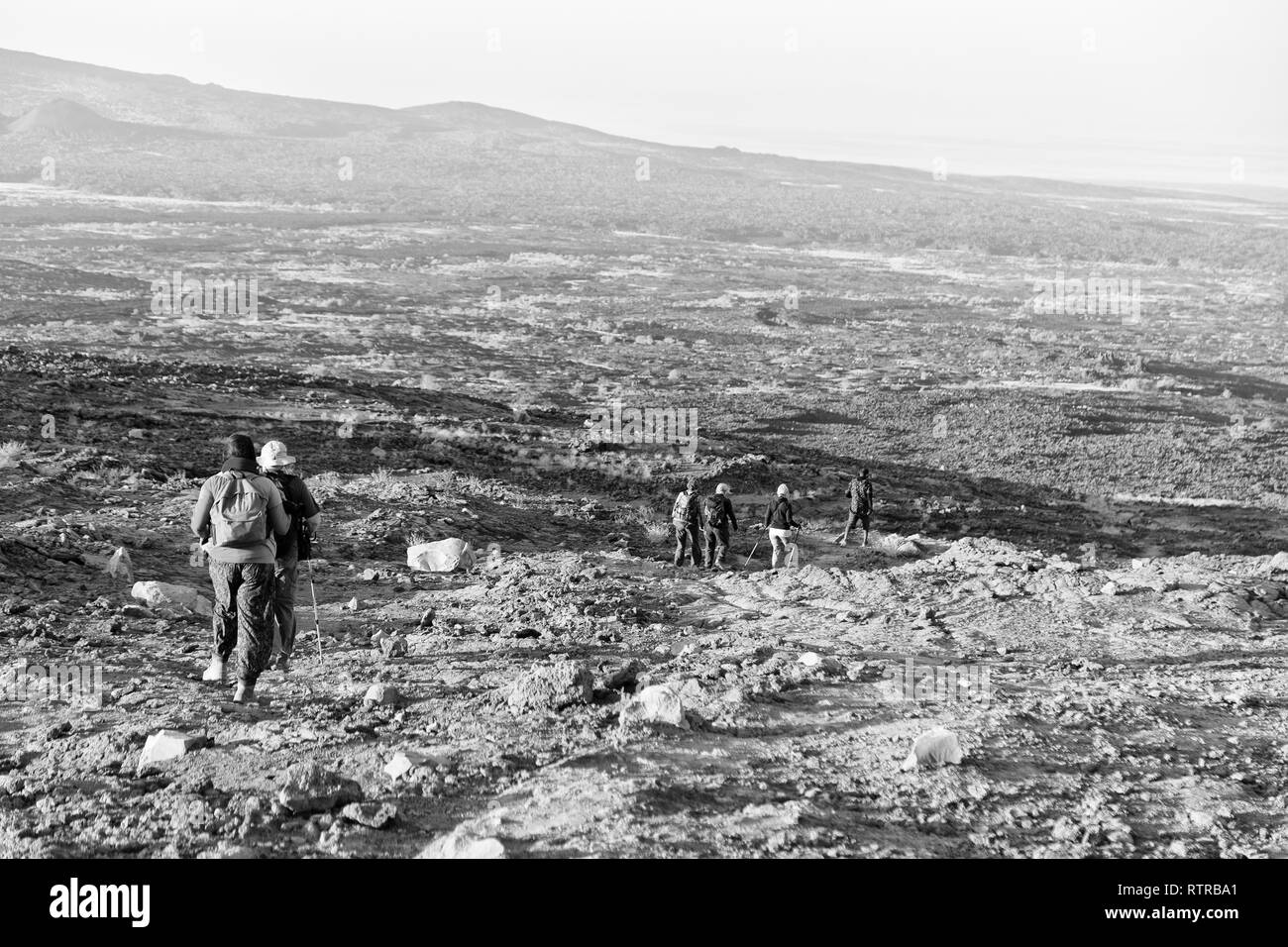 In danakil Etiopia africa il vecchio backpacker gente camminare nella terra del vulcano il concetto di vita sana e avventura Foto Stock