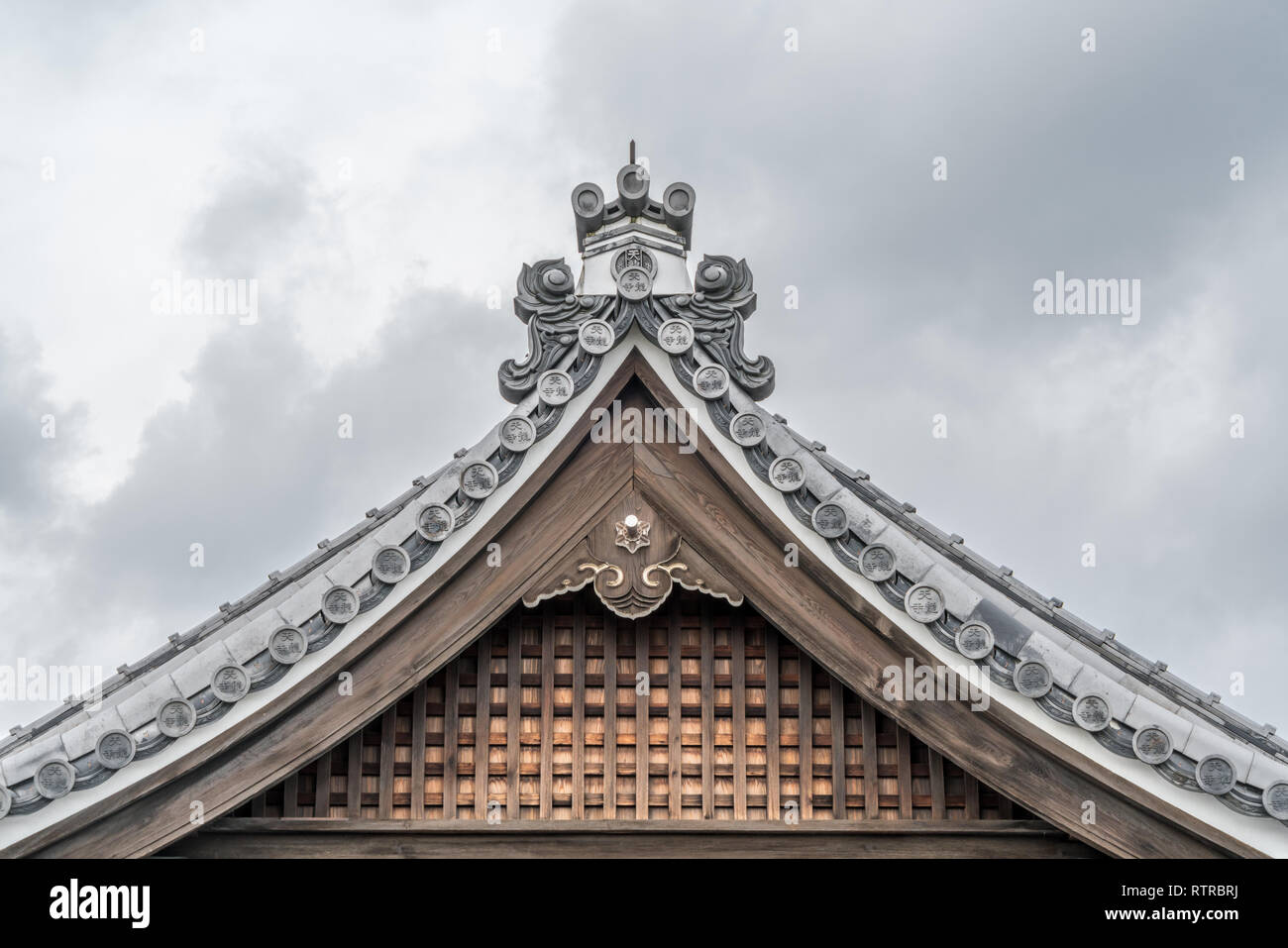 Shishiguchi, Toribusuma, 'Tenryuji tempio' iscrizione in piastrella circolare (marugawara) e Gegyo (Gable) pendente a Tenryu-ji tempio complesso. Situato in Foto Stock