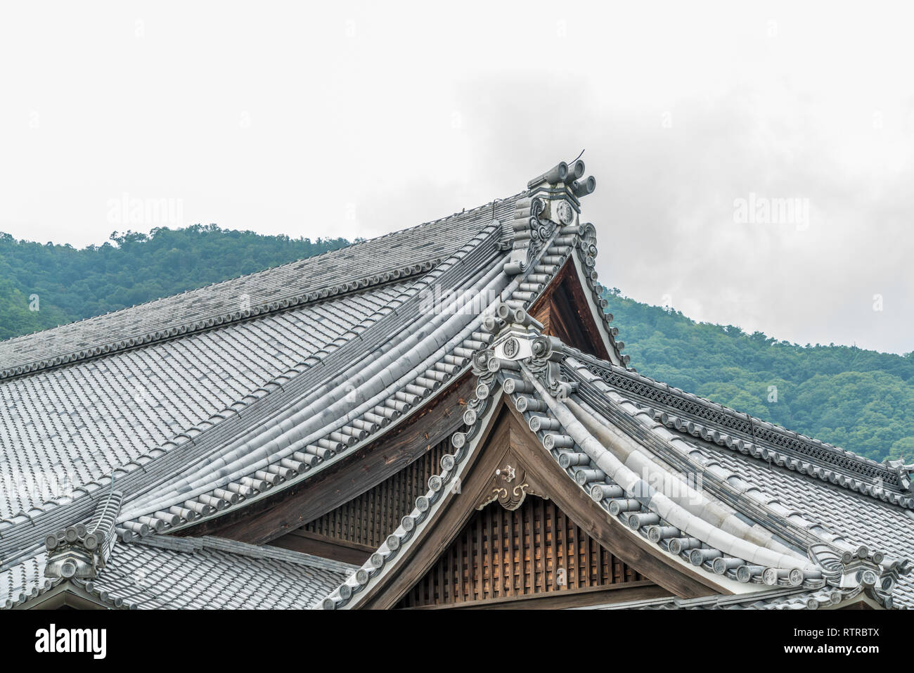 Tenryu Kyoto-ji tempio complesso dettaglio del tetto. Omogegyo (Principale pendente a timpano), stile Ayasuji Shishiguchi, Chigomune e Sumikudarimune (angolo Ridge) Foto Stock