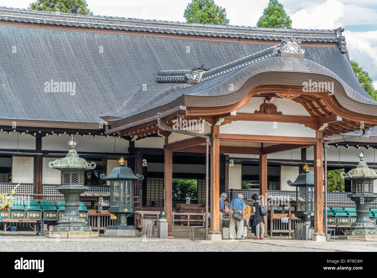 Kyoto, Giappone - 22 Agosto 2017 : persone in preghiera a Meicho-fare Hall di Otani mausoleo. Situato a Kyoto, Giappone Foto Stock