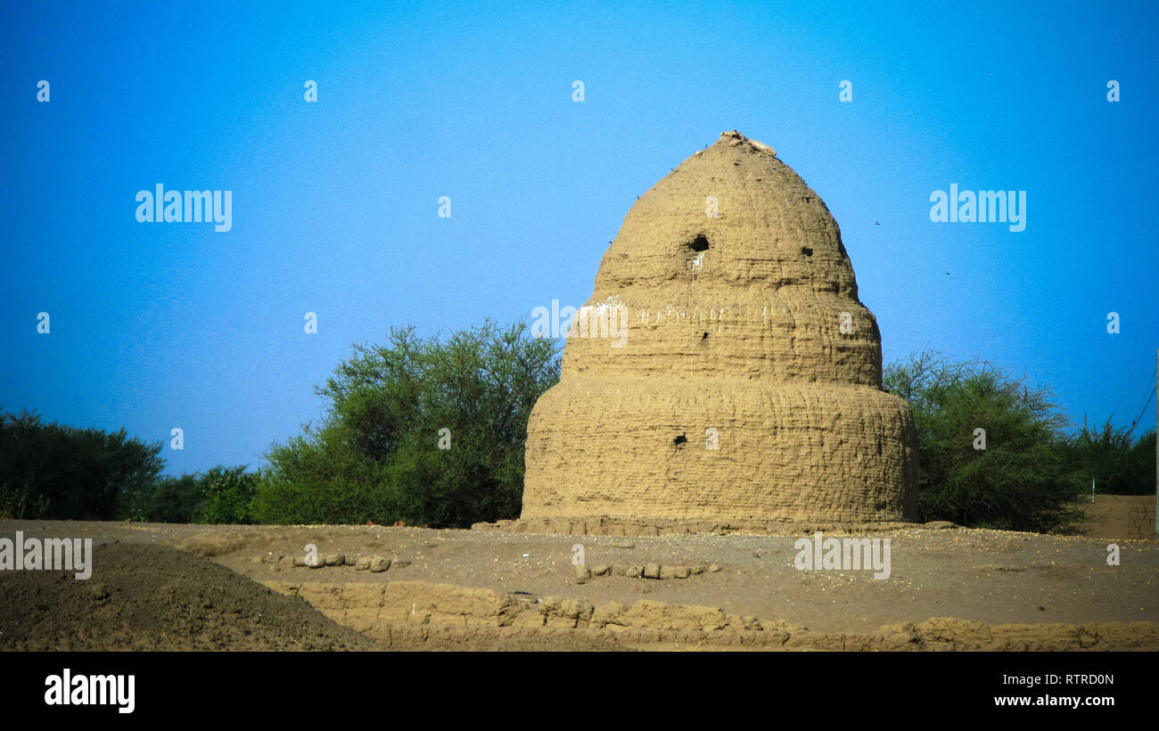 Il cimitero islamico con qubba a Dongola in Kerma, la Nubia, Sudan Foto Stock