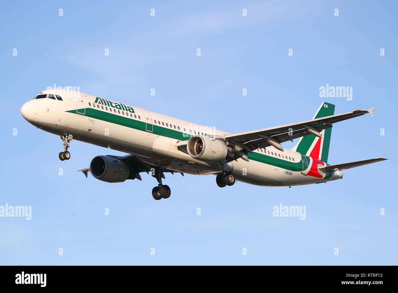 Alitalia Airbus A321 I-BIXN atterraggio all'Aeroporto Heathrow di Londra, Regno Unito Foto Stock