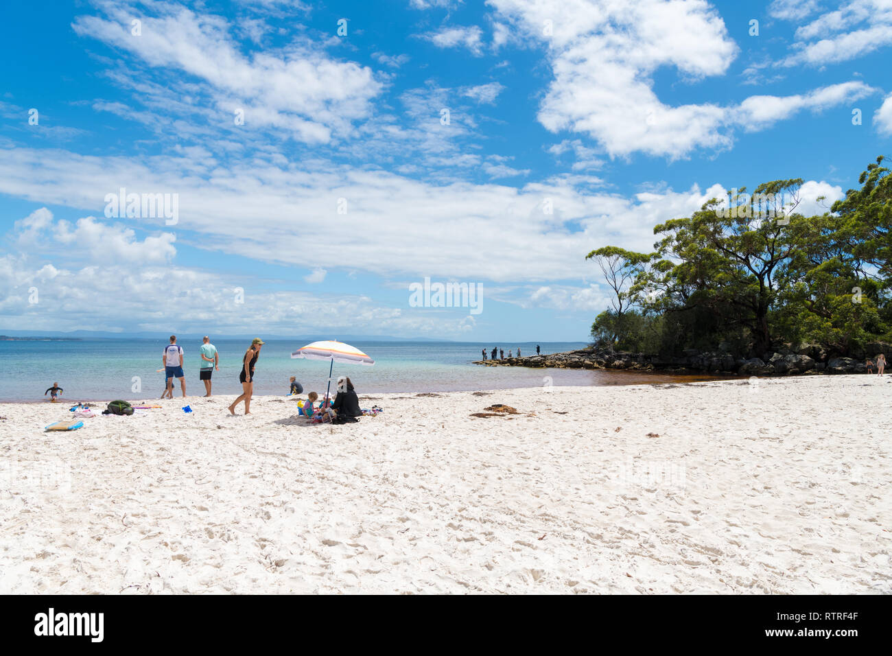 Galamban verde spiaggia di patch, NSW, Australia-December 24, 2018: persone godendo il sole a Galamban verde spiaggia di patch in Jervis Bay, una tranquilla g Foto Stock