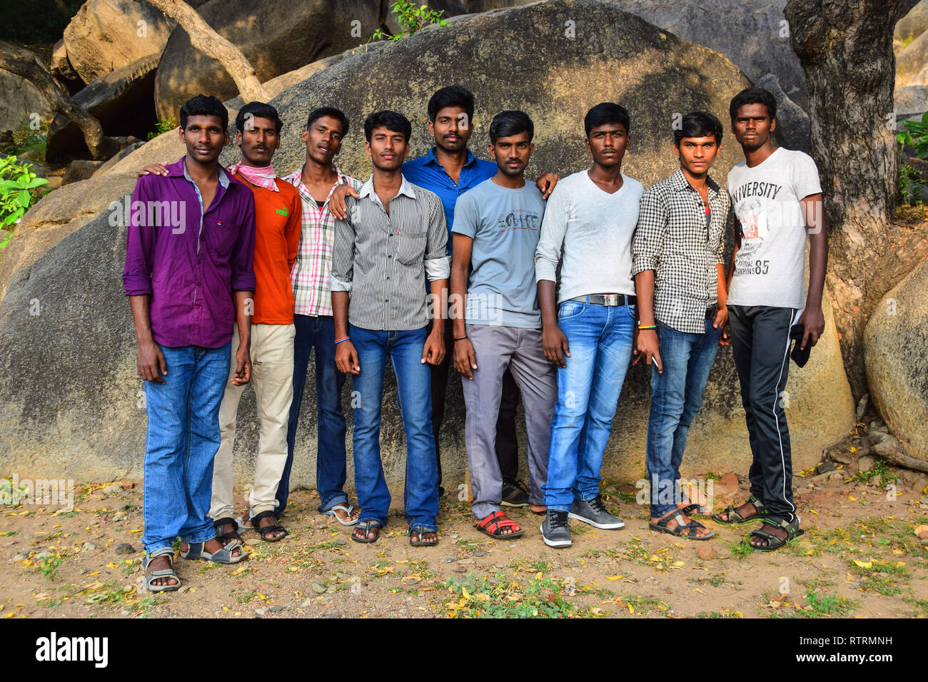 Nove uomini indiana line up, Mamallapuram, Mahabalipuram, Baia del Bengala, Tamil Nadu, India Foto Stock