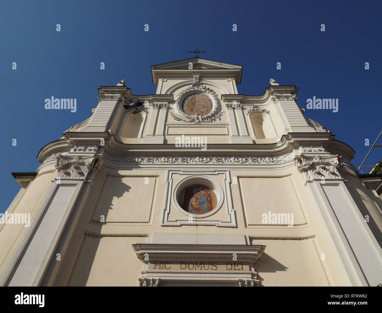 San Giovanni Battista (Giovanni Battista) Chiesa di Alba, Italia. Hic Domus Dei significa La Casa del Signore Foto Stock