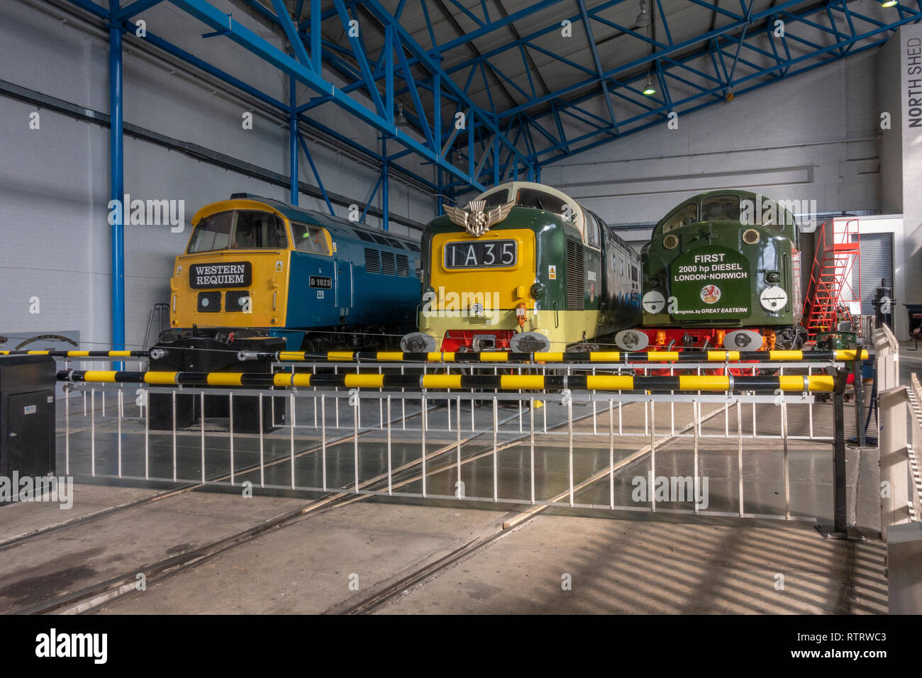 Tre locomotive diesel dietro un passaggio a livello visualizzazione nel museo nazionale delle ferrovie, York, UK. Foto Stock