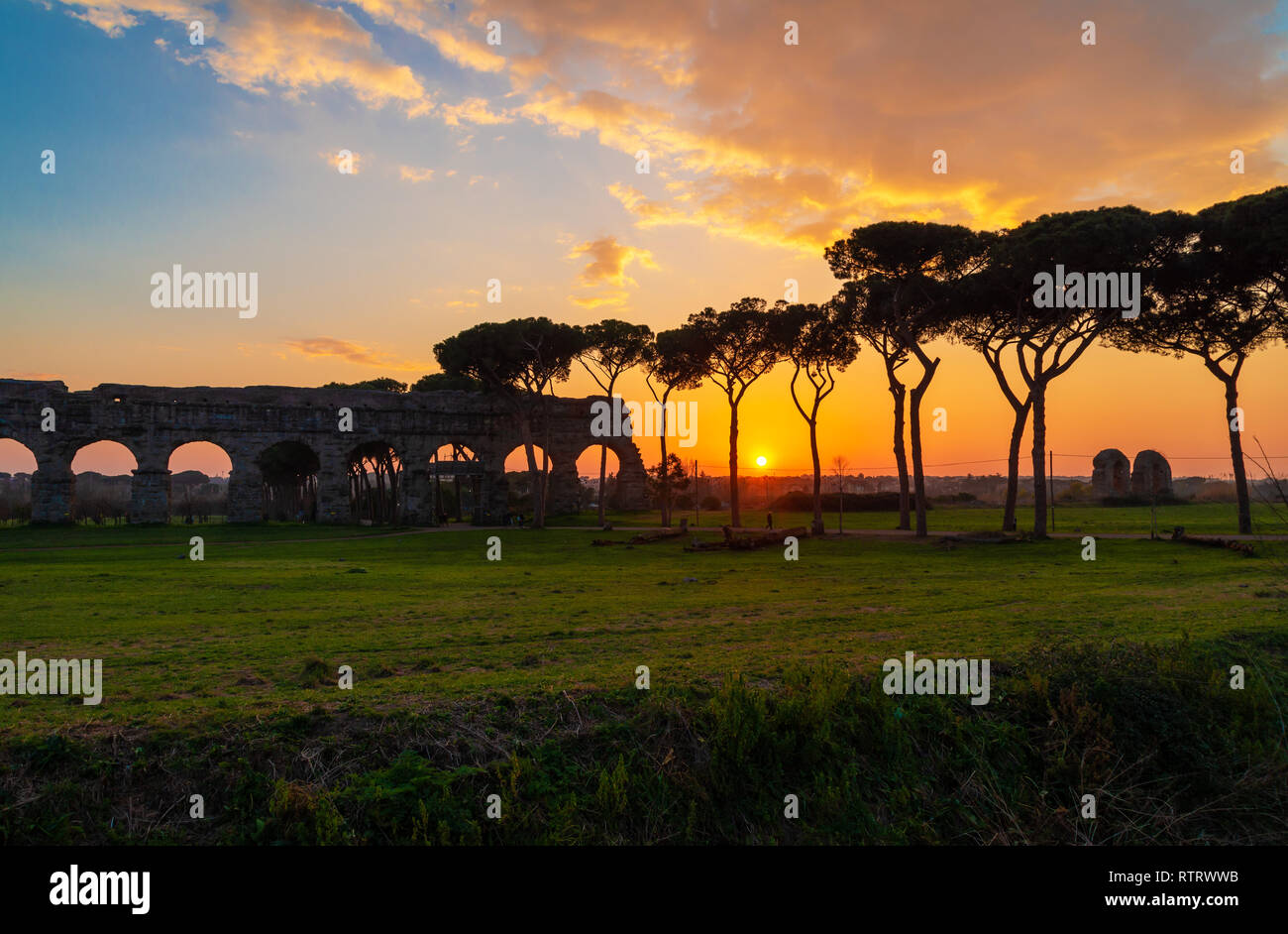 Roma (Italia) - Il Parco degli Acquedotti al tramonto, un archeologico parco pubblico di Roma, parte della Via Appia Antica parco regionale, con rovine monumentali Foto Stock