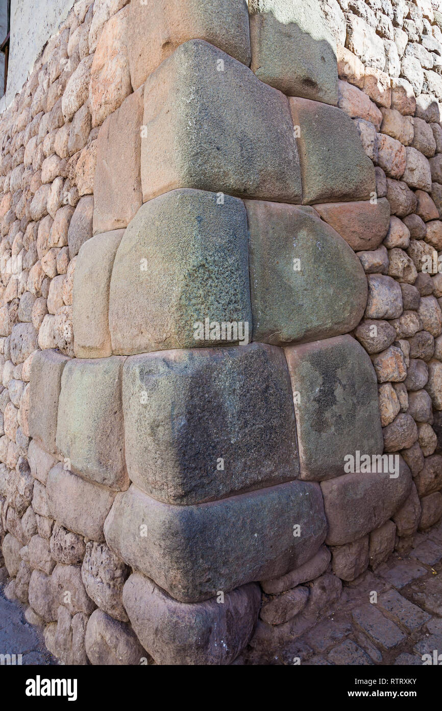 Mura Inca nelle strade di Cusco, pietre scolpite per un perfetto montaggio Foto Stock
