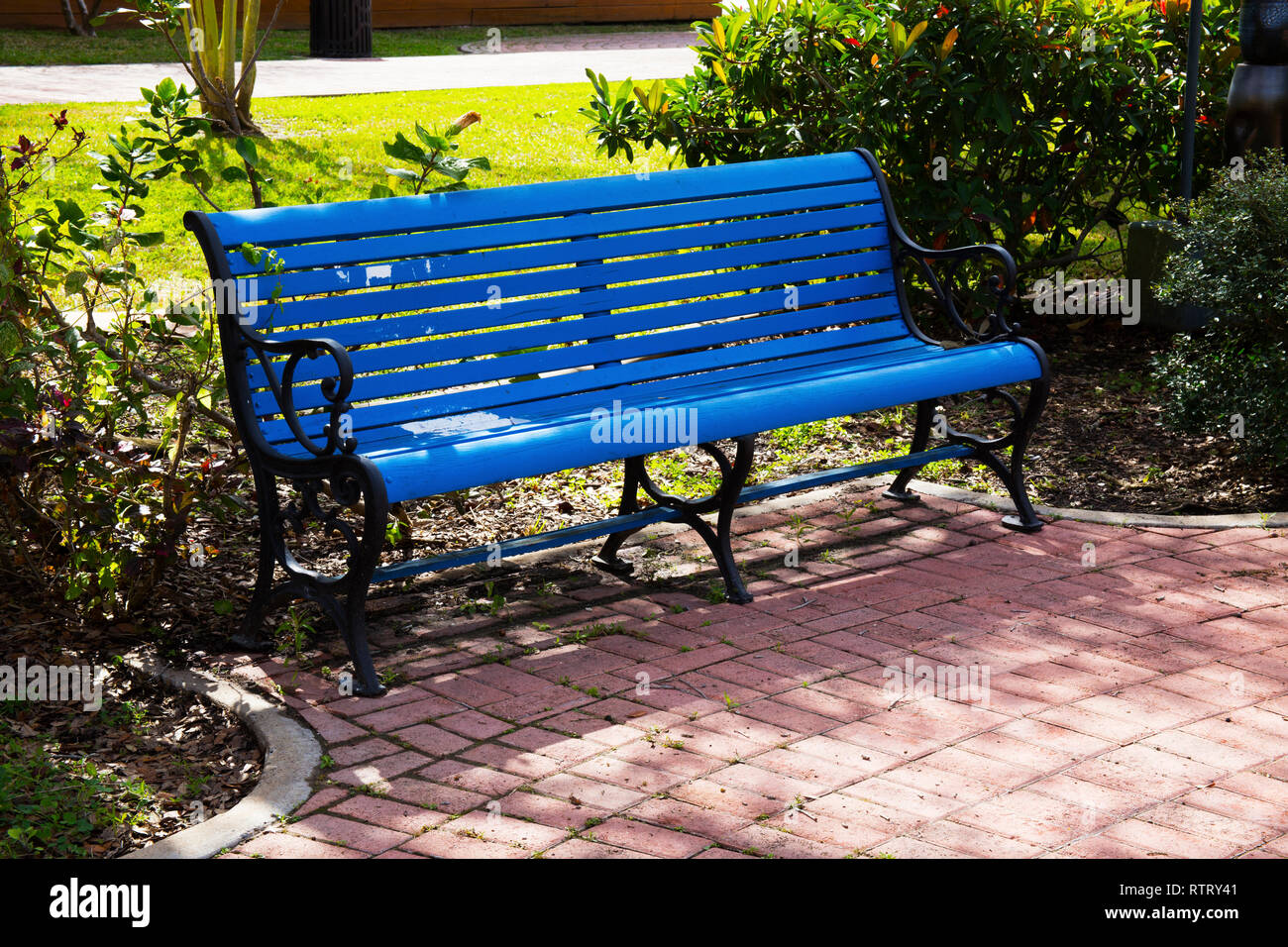 Blue una panchina nel parco in un parco in Brownsville, Texas Foto Stock