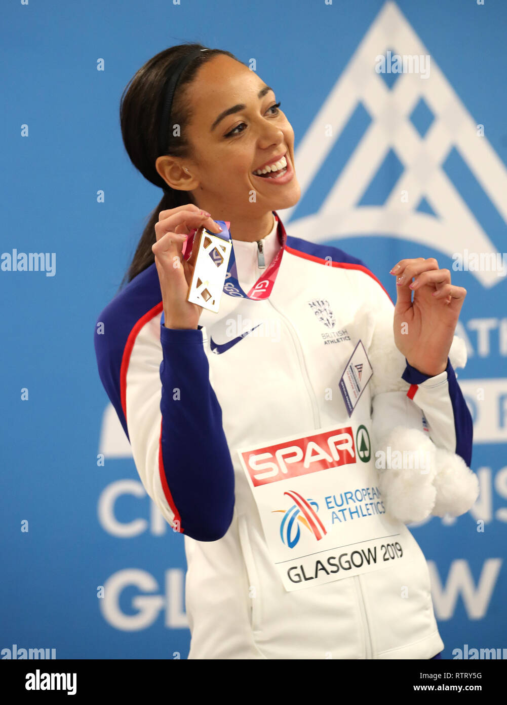 Gran Bretagna Katarina Johnson-Thompson pone con la sua medaglia d oro dopo aver vinto il pentathlon durante il giorno due degli Europei Indoor di Atletica a Emirates Arena, Glasgow. Foto Stock
