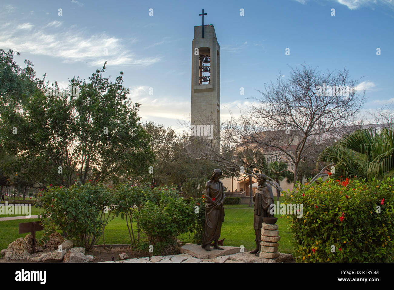 Campanile della chiesa con la croce in McAllen Texas Foto Stock