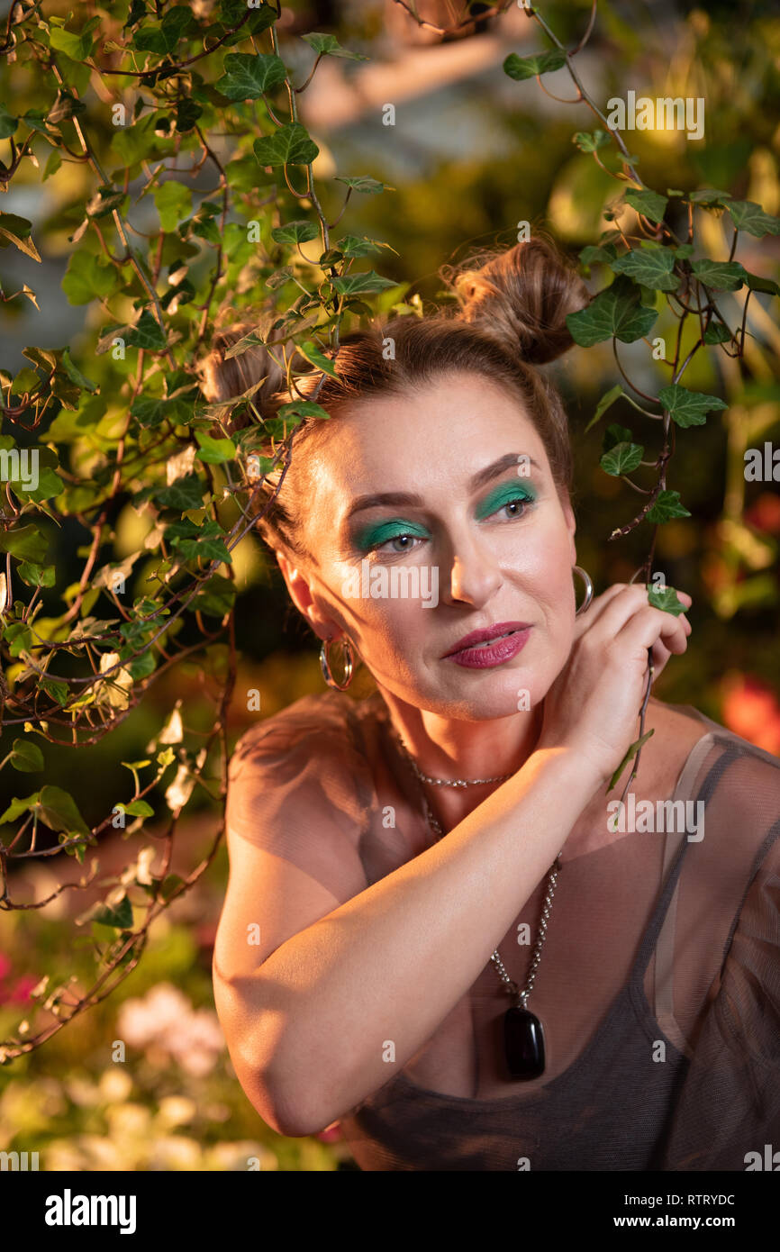 Piacevole donna attraente essendo vicino alla natura Foto Stock