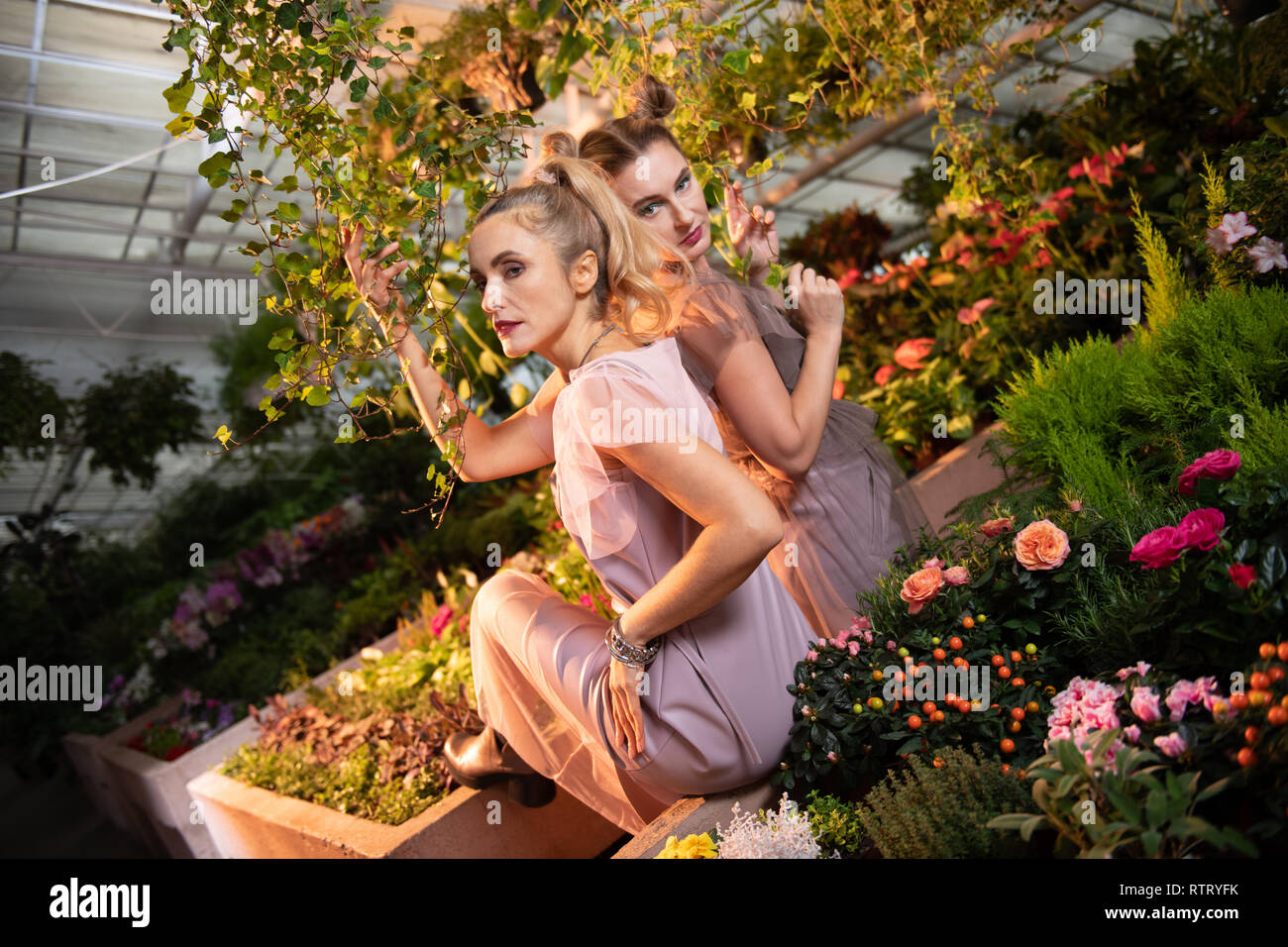 Attraente abbastanza donne visitando un giardino botanico Foto Stock