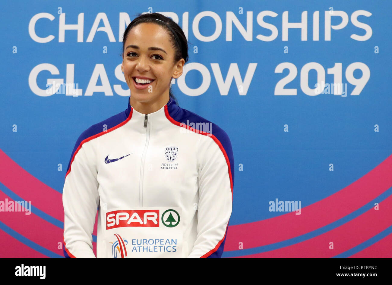 Gran Bretagna Katarina Johnson-Thompson sul podio dopo aver vinto il pentathlon durante il giorno due degli Europei Indoor di Atletica a Emirates Arena, Glasgow. Foto Stock