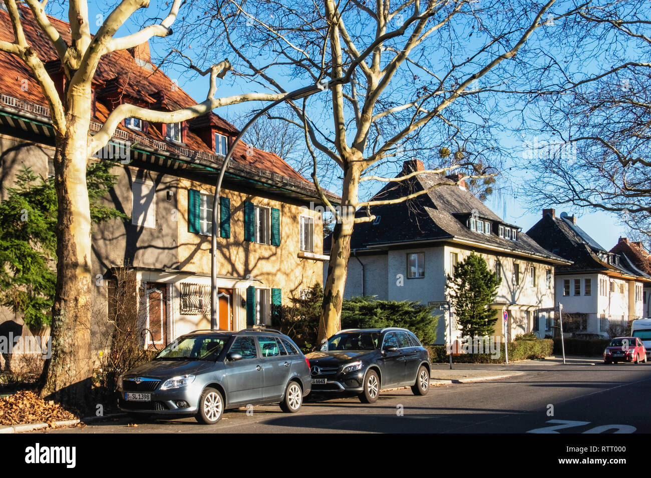 Berlin Wilmersdorf. Suburban semi-case unifamiliari in inverno il sole in Assmannshauser Strasse Foto Stock
