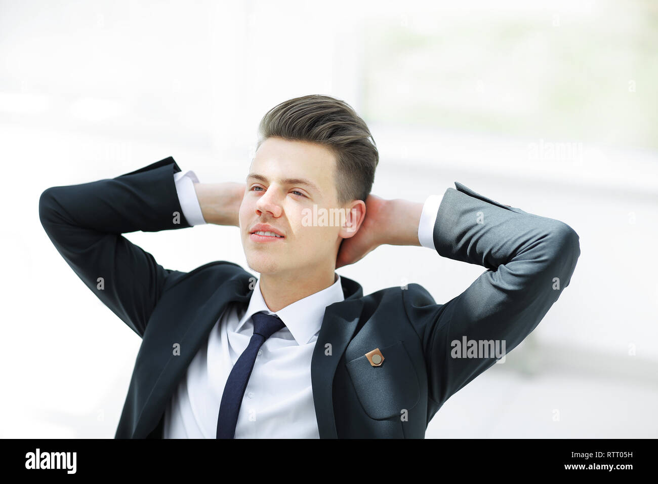 Closeup.meditando imprenditore seduti dietro una scrivania. Le tecniche di rilassamento al lavoro Foto Stock
