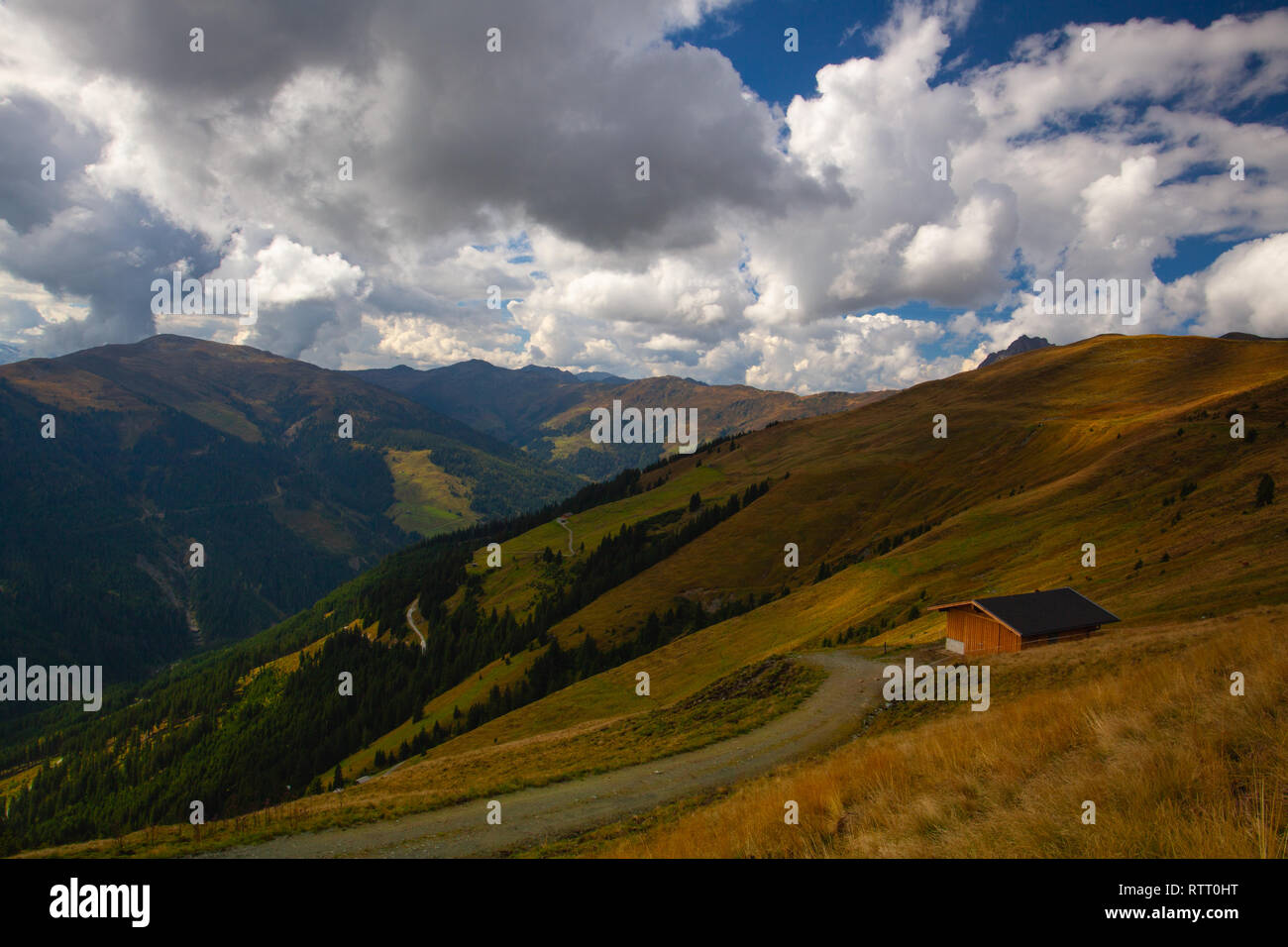 Paesaggio autunnale Alpi tirolesi in Austria. Svuotare piste da sci nelle Alpi tirolesi in autunno, Austria Foto Stock
