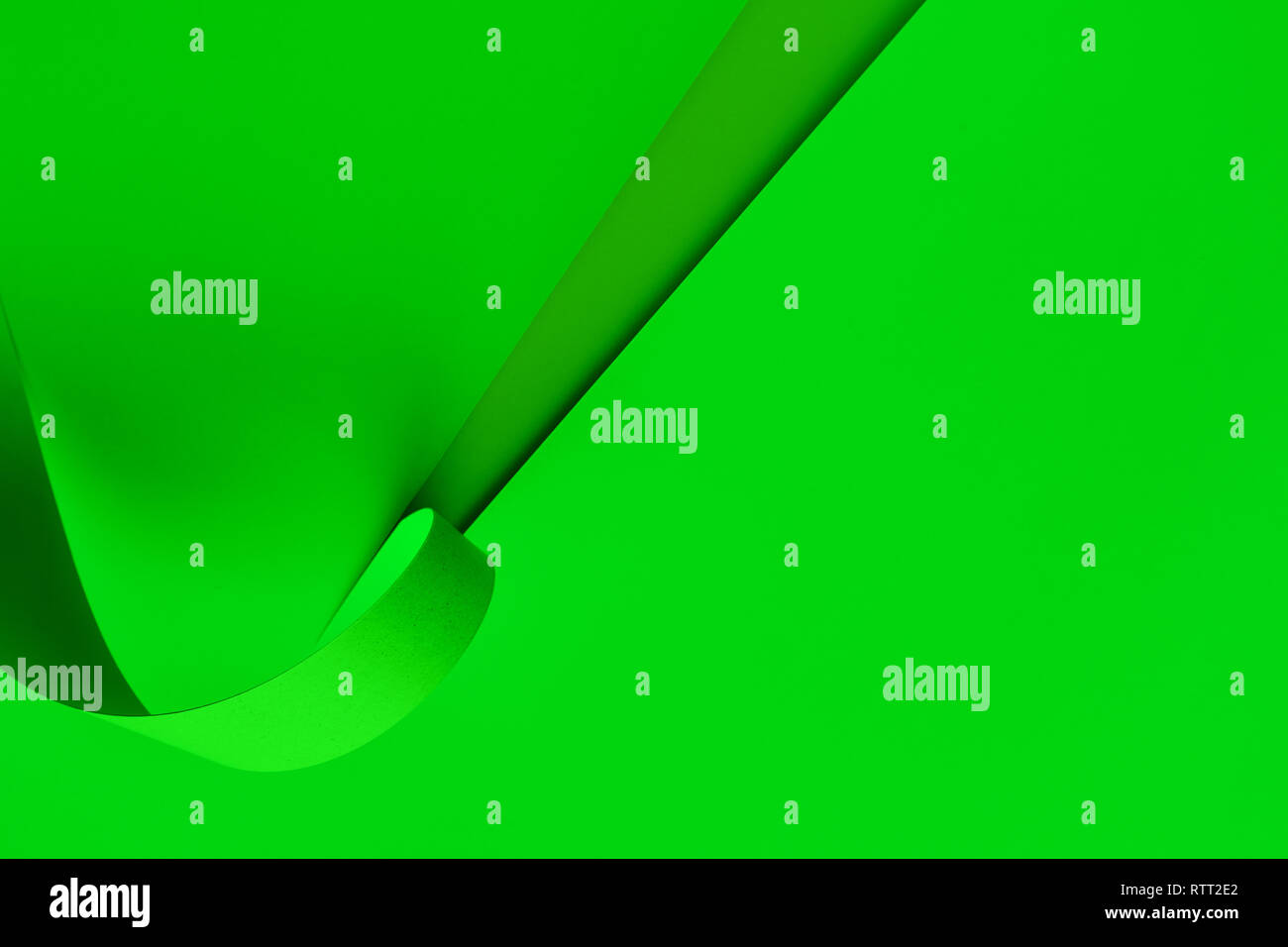 Carta tagliata del neon verde la sfumatura del colore dello sfondo. Foto Stock