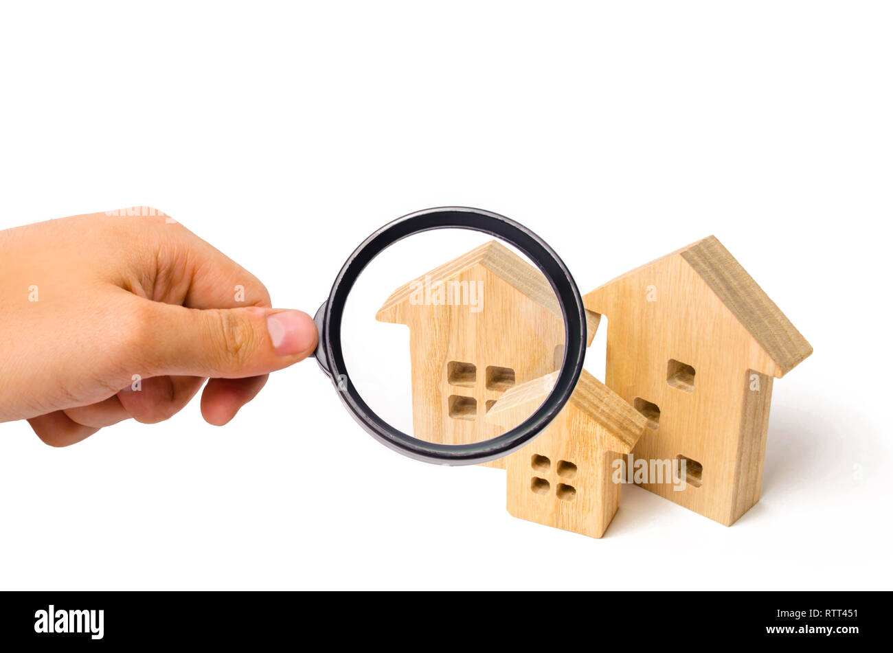 Tre case di legno su un isolato bianco sullo sfondo. Immobiliare di concetto. Ricerca e vendita di alloggiamento. Affittare una casa ed appartamento. La vendita di un immobile. Aff Foto Stock