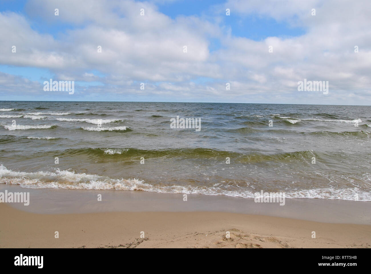 Le onde del mare di colpire la riva Foto Stock