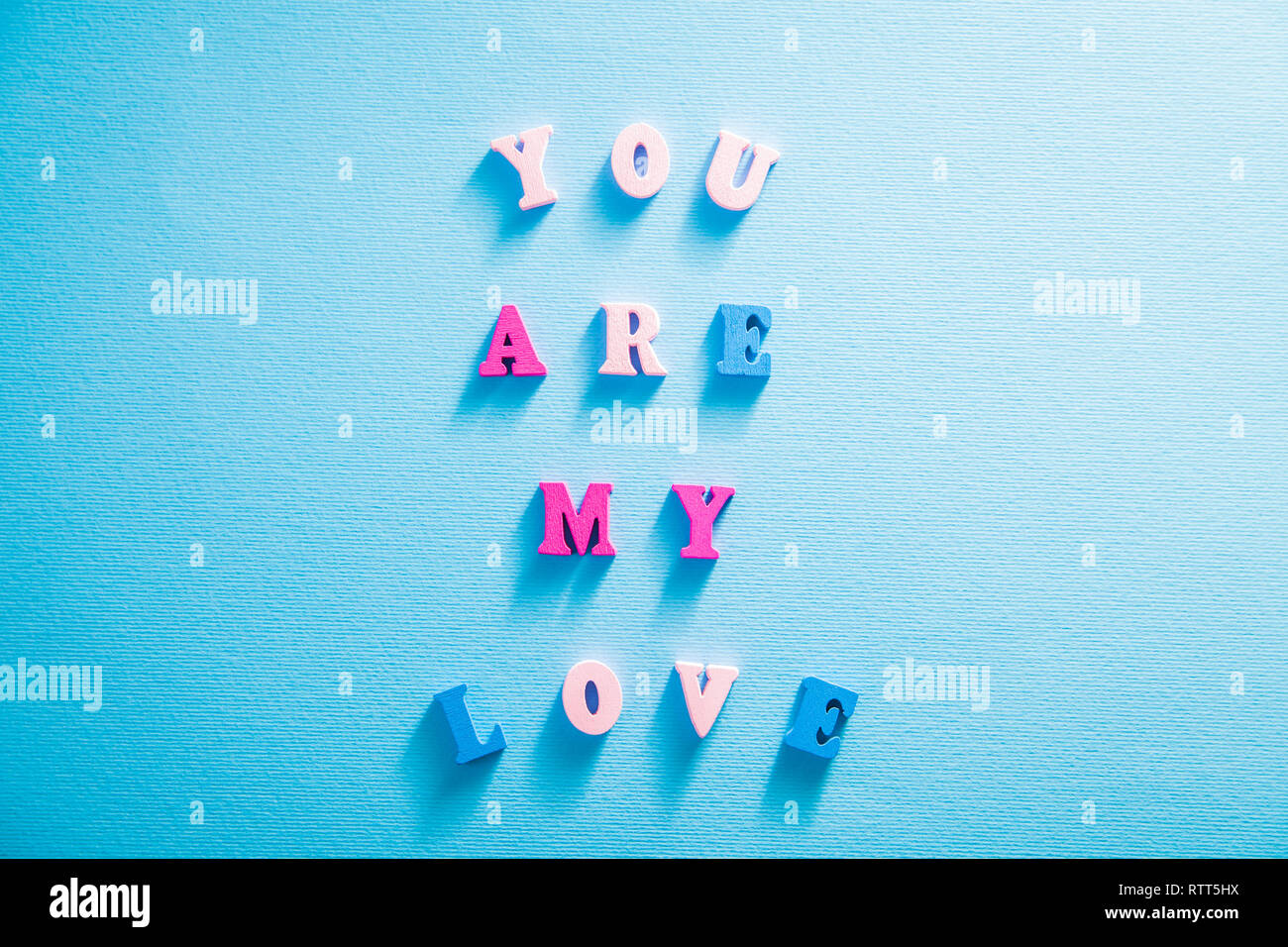 Cuori con ti amo scritte su carta blu sullo sfondo. Il giorno di San Valentino del concetto. Foto Stock
