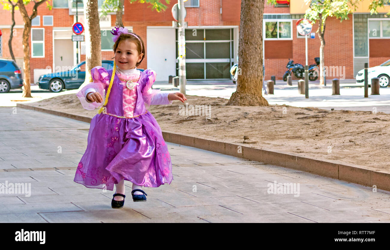 Madrid - Spagna / 1 Marzo / 2019: Cute bambina in esecuzione nel parco vestita come una principessa Foto Stock