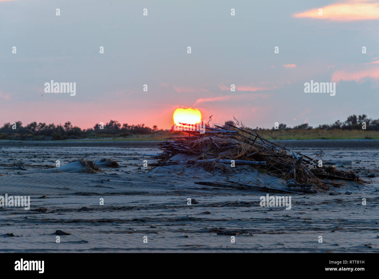 Un tramonto meraviglioso nelle dune della Camargue, Francia Foto Stock