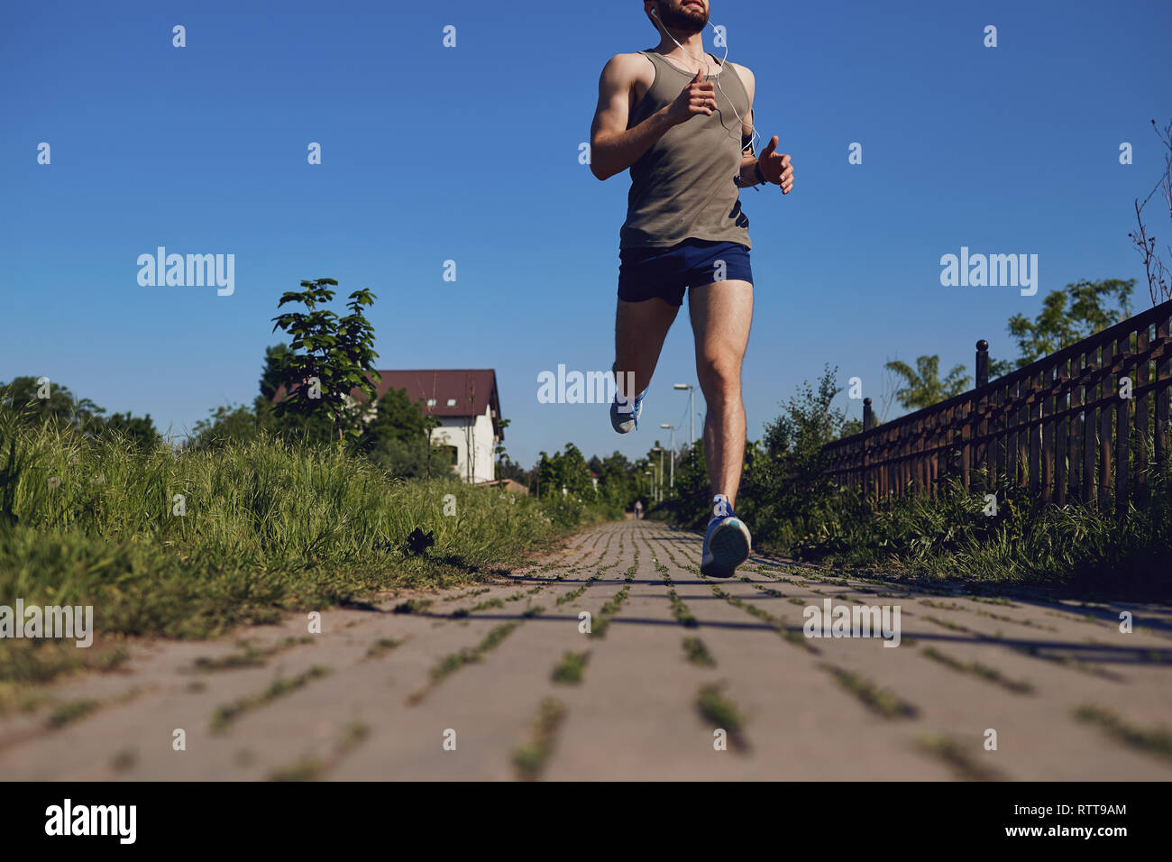 Piedi runner close-up sulla strada nel parco Foto Stock
