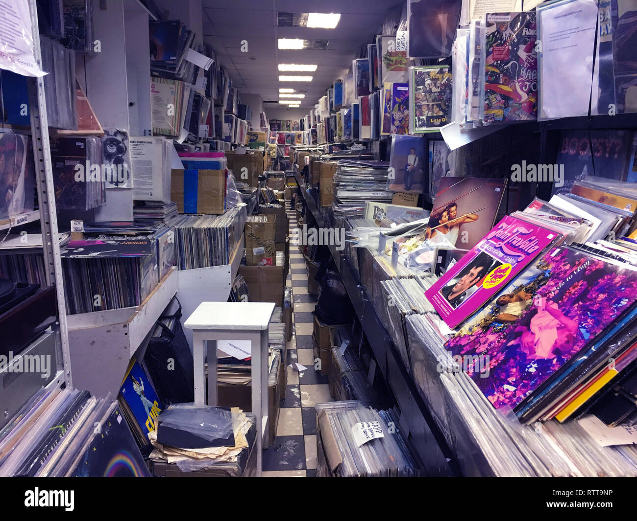 In stile retrò immagine delle confezioni con piatto vinile registra su un mercato delle pulci Foto Stock