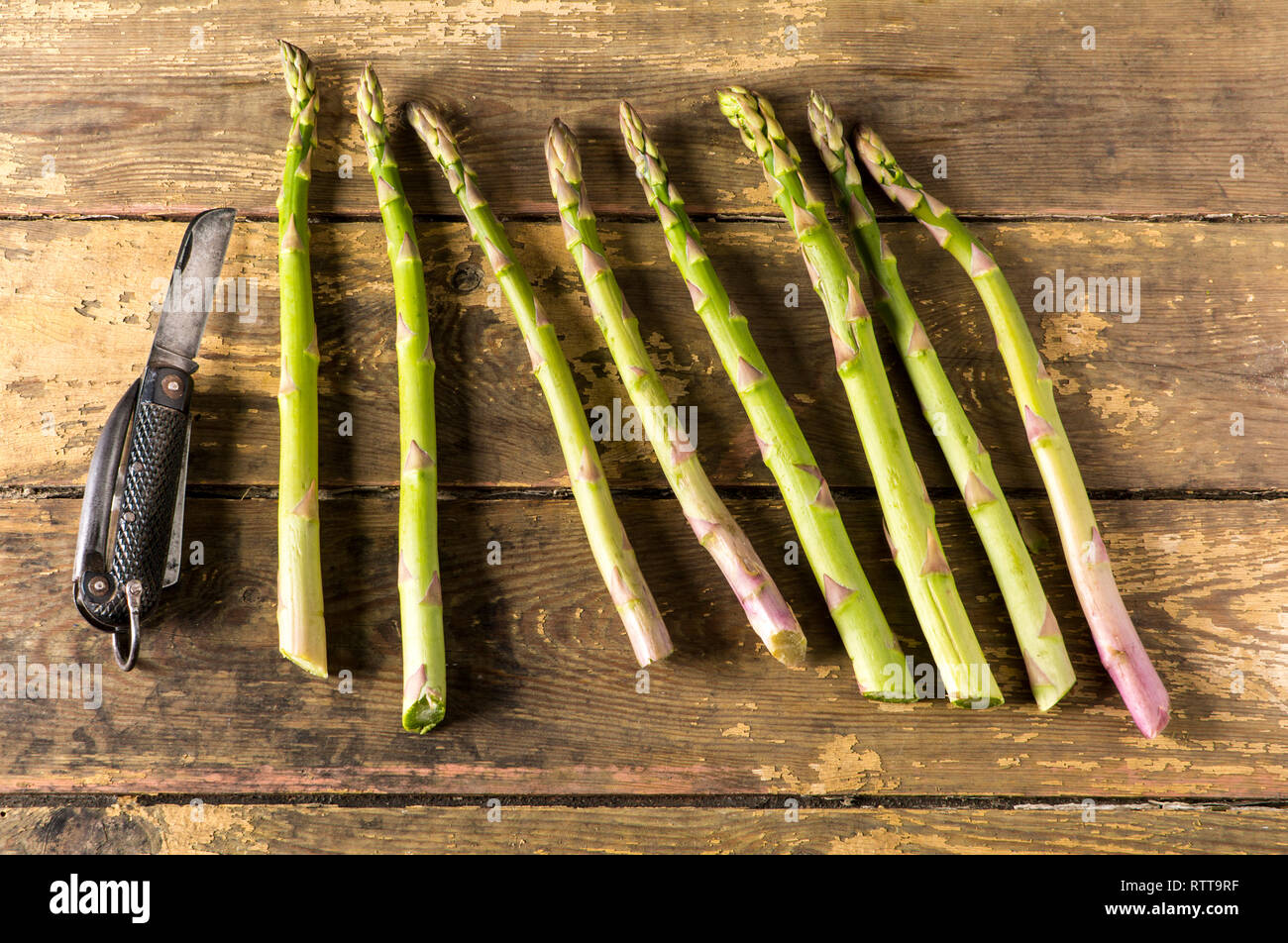 Punte di asparagi con coltello Foto Stock