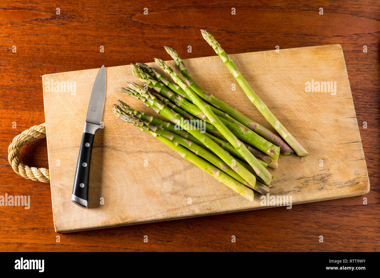 Punte di asparagi con coltello Foto Stock