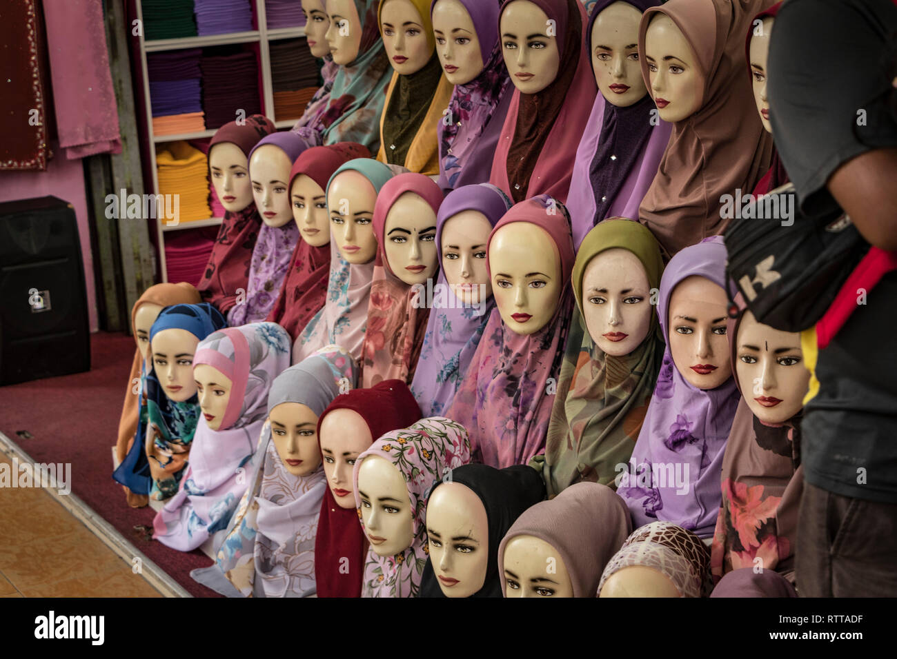 Display del hijab tradizionale il velo al di fuori del negozio in Little India, Kuala Lumpur in Malesia Foto Stock
