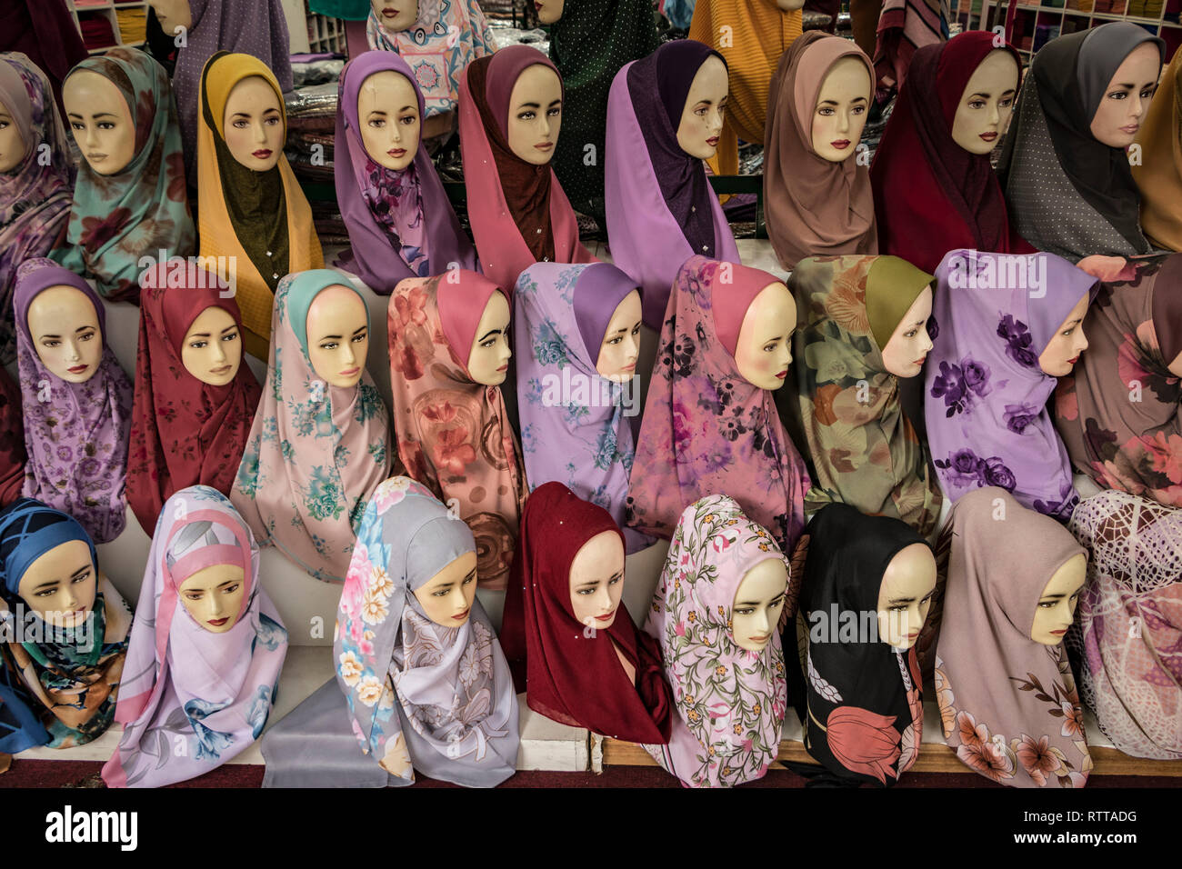 Display del hijab tradizionale il velo al di fuori del negozio in Little India, Kuala Lumpur in Malesia Foto Stock