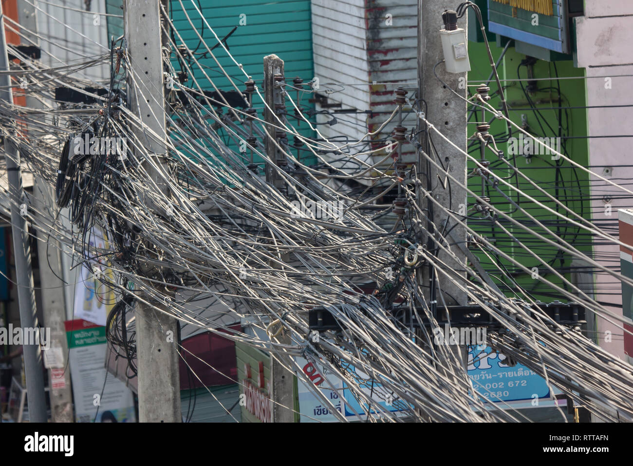 Chiangmai, Tailandia - 1 Marzo 2019: disordinato e sporco e linee via cavo sull'energia elettrica pole. Foto di Maejo città. Foto Stock