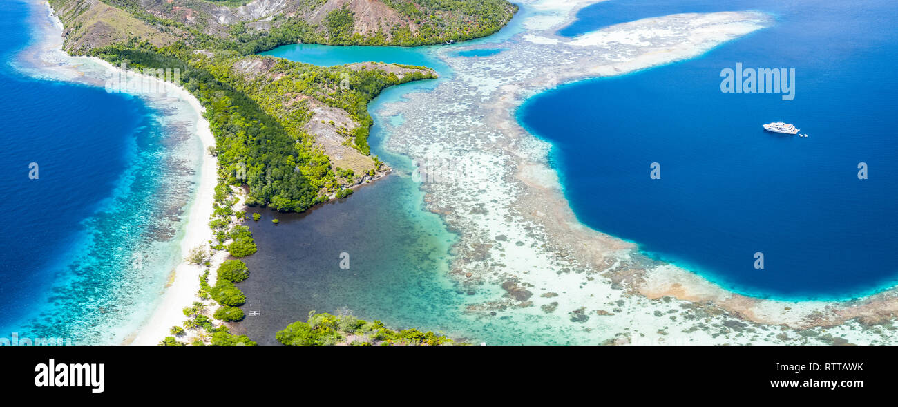 Vista aerea di isole calcaree, circondata dalla barriera corallina, Raja Ampat isole, Papua occidentale, in Indonesia, Oceano Pacifico Foto Stock