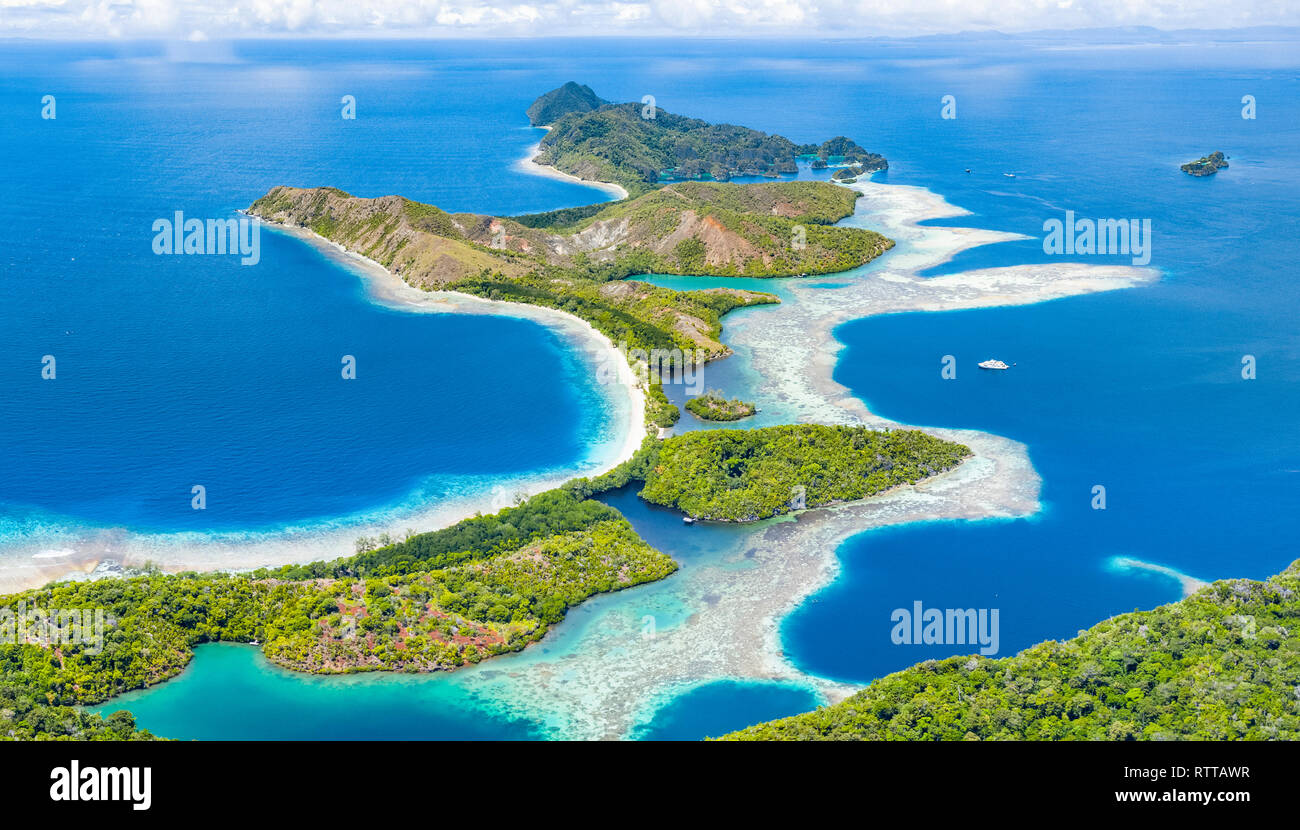 Vista aerea di isole calcaree, circondata dalla barriera corallina, Raja Ampat isole, Papua occidentale, in Indonesia, Oceano Pacifico Foto Stock