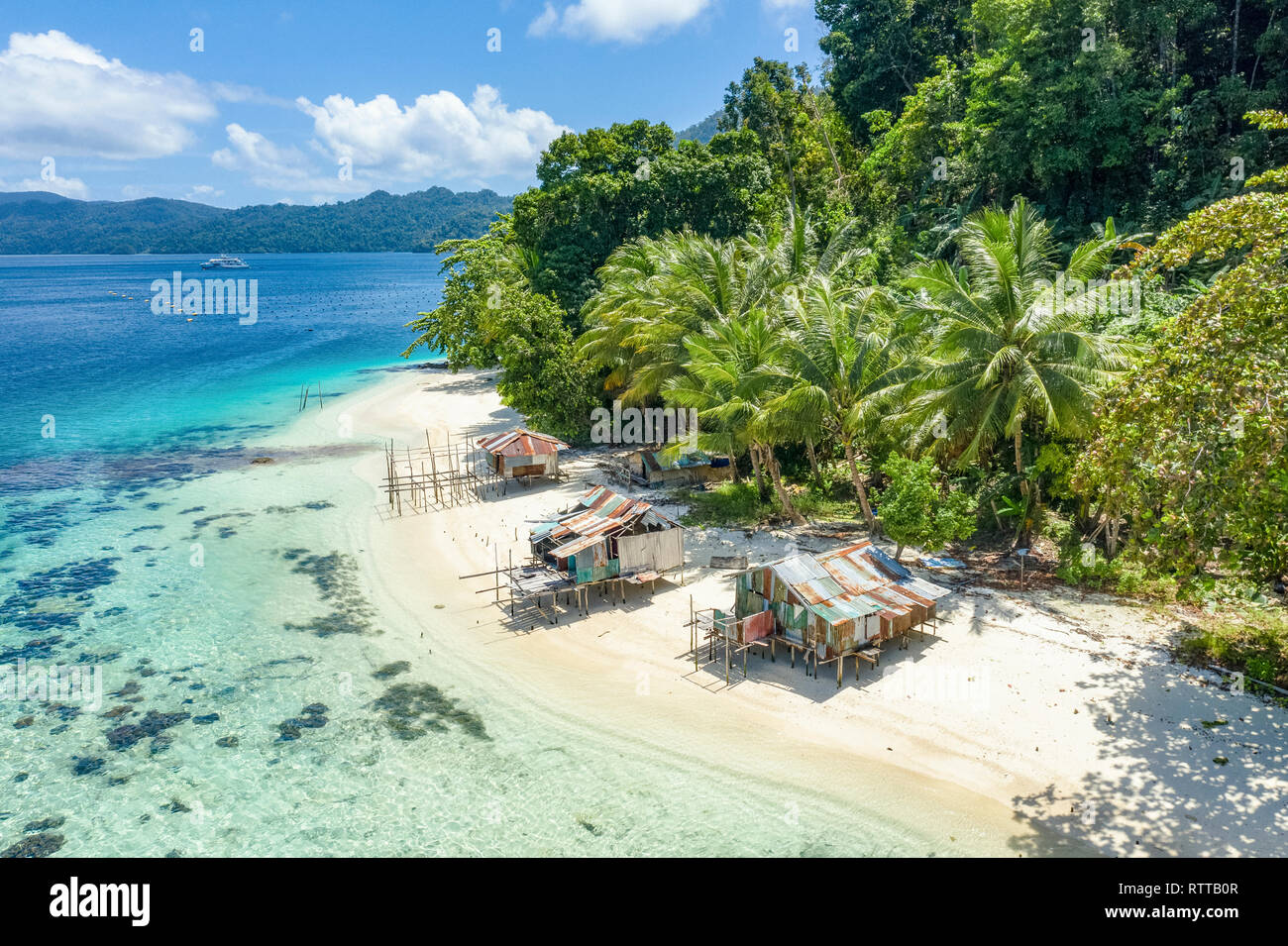 I pescatori locali baracche su una spiaggia nella baia di Alyui Raja Ampat isole, Papua occidentale, in Indonesia, Oceano Pacifico Foto Stock