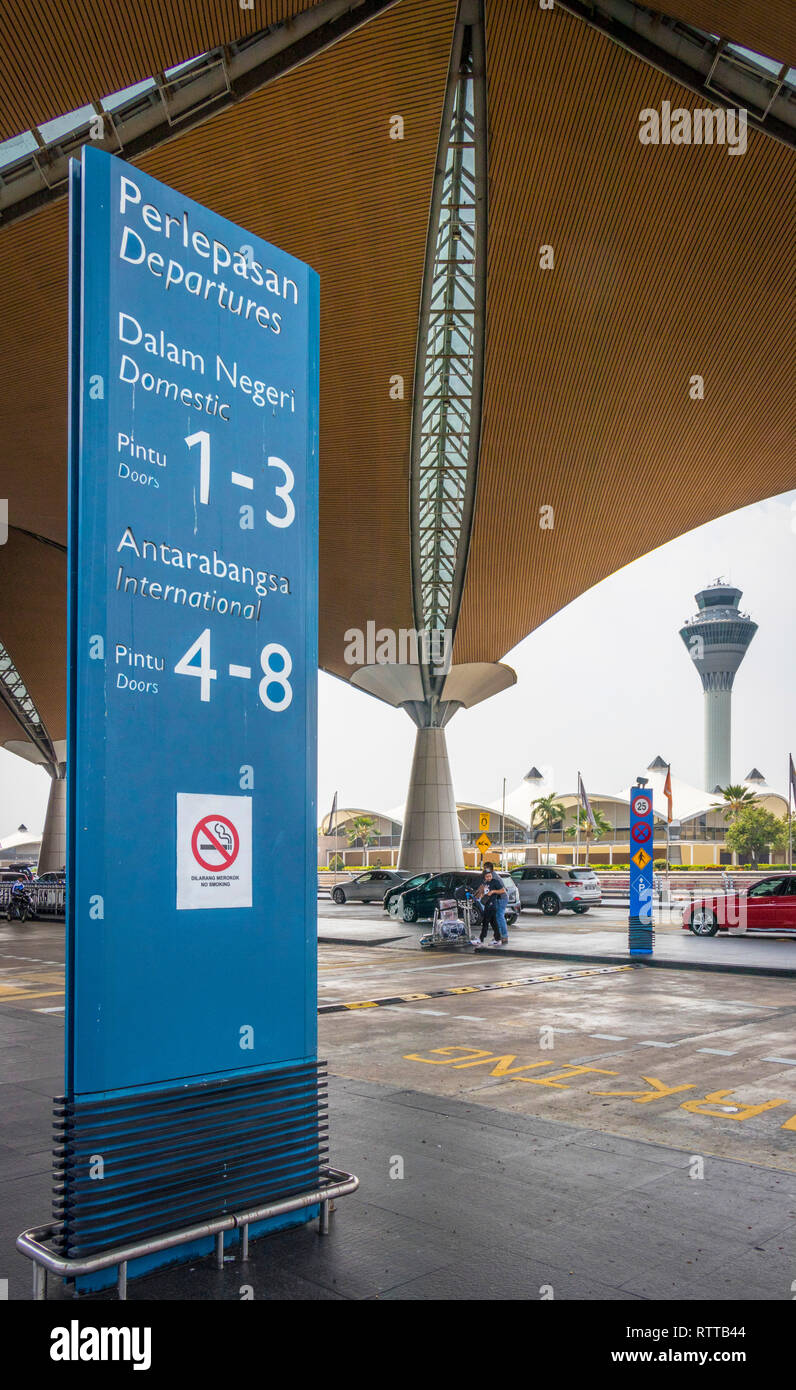 La tettoia al terminal delle partenze dell'aeroporto di KLIA kuala Lumpur in Malesia Foto Stock