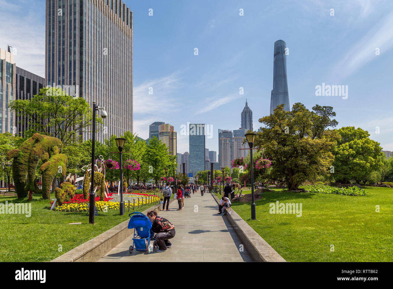 Per coloro che godono di una passeggiata attraverso il Lujiazui Groenlandia centrale, un parco nella nuova zona di Pudong di Shanghai. Grattacieli può essere visto in background. Foto Stock