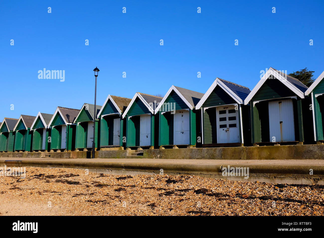 Il lungomare, mare, spiaggia, Il Solent, capanne, verde acqua, marea, vacanze, turismo, Foto Stock