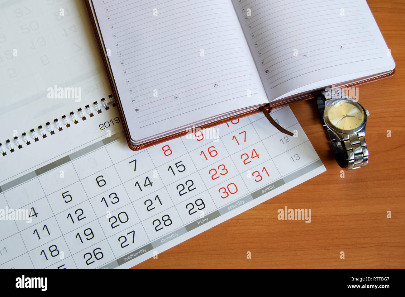 Ambiente di lavoro per gli uomini imprenditore con un orologio, calendario  e agenda elettronica su di un tavolo di legno Foto stock - Alamy