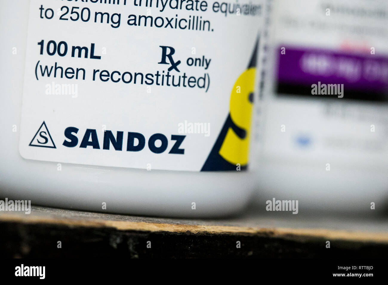 Un logo di Sandoz è visto su prescrizione di packaging farmaceutico fotografato in una farmacia. Foto Stock