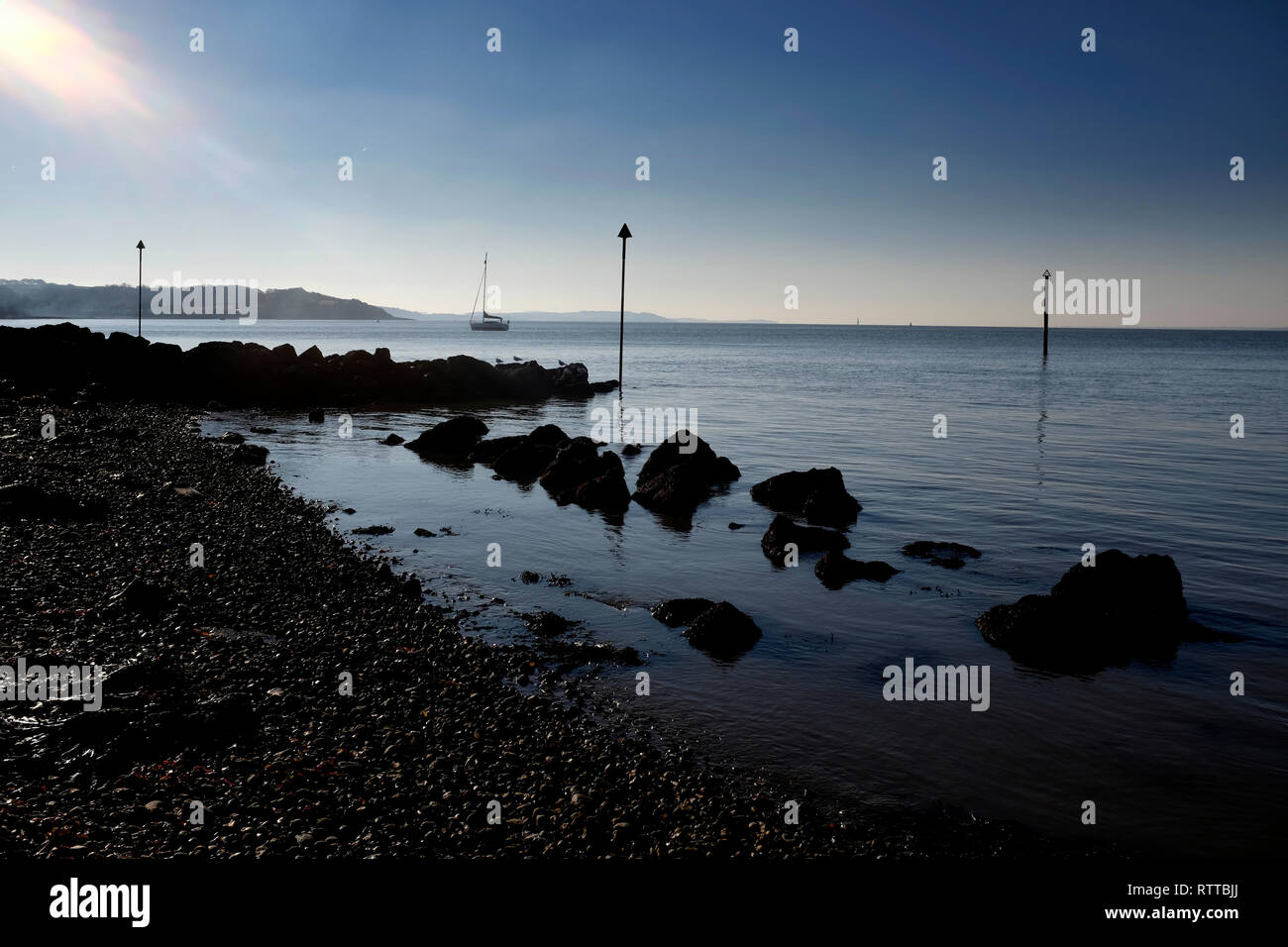 Il lungomare, mare, spiaggia, Il Solent, capanne, verde acqua, marea, vacanze, turismo, Foto Stock