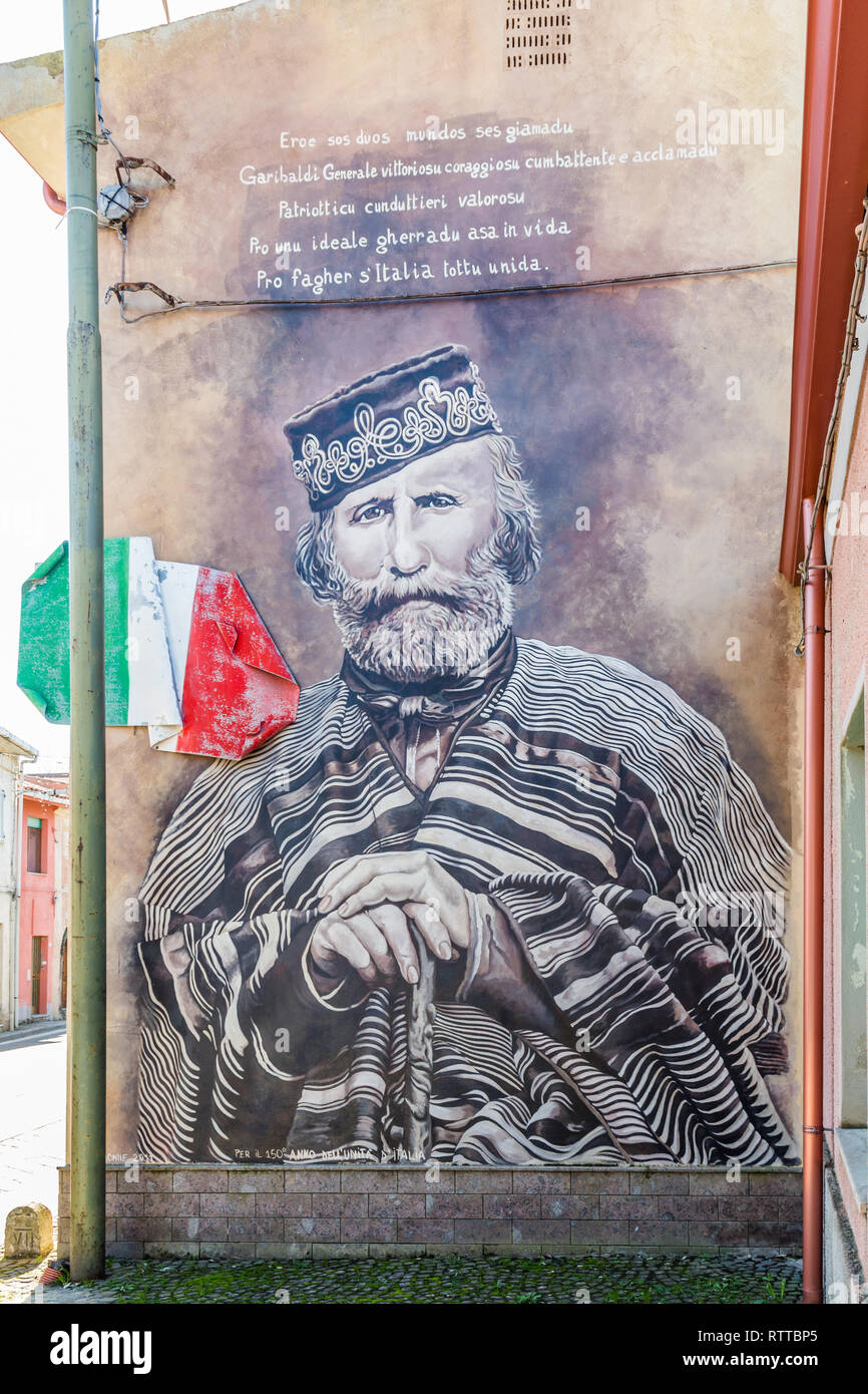 Tinnura, isola Sardegna Italia - dicembre 27, 2019: Pittura di Giuseppe Garibaldi su una casa a Tinnura. Foto Stock