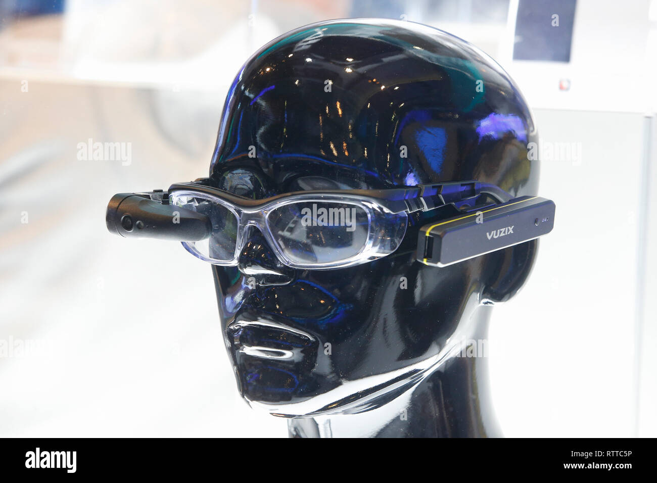 Vuzix smart augmented reality sistema ottico ha presentato presso lo stand della società in Mobile World Congress di Barcellona. Foto Stock