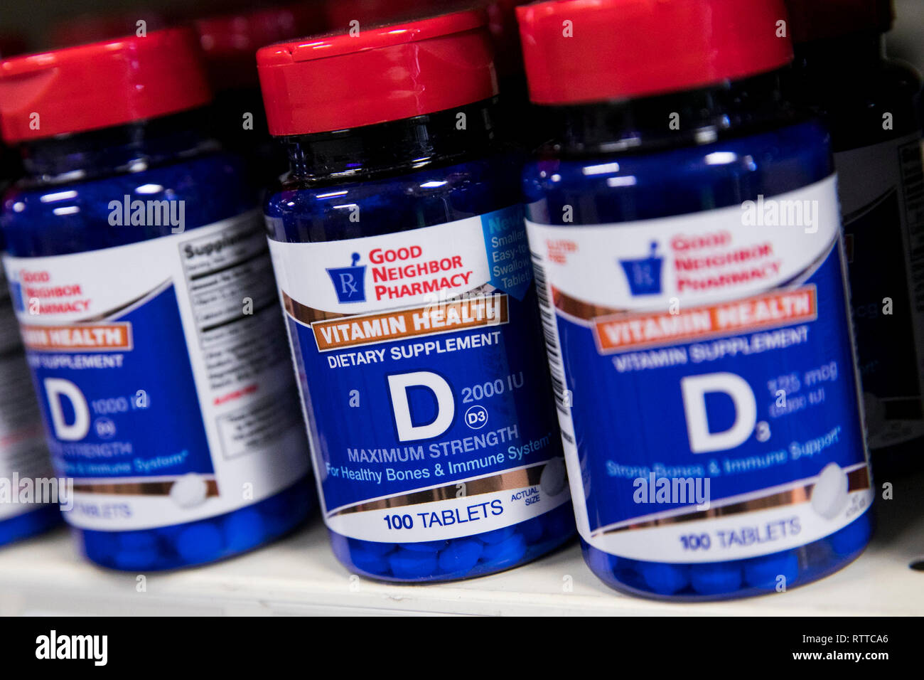 Bottiglie di integratori di vitamina D fotografato in una farmacia. Foto Stock