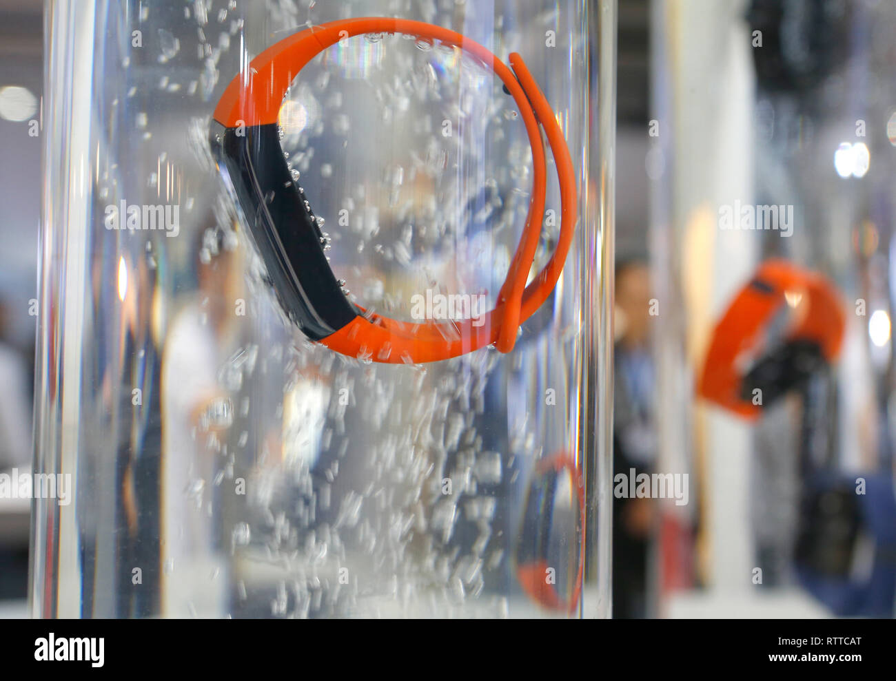 Smartwatches sul loro supporto impermeabile visto al Mobile World Congress di Barcellona Foto Stock